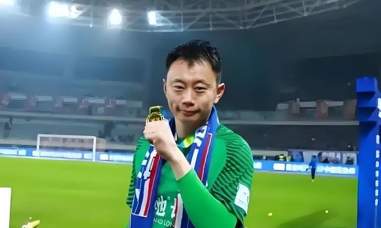 开云体育下载APP-上港已在冬训前完成一笔续约！本土飞翼留队无悬念，值得期待